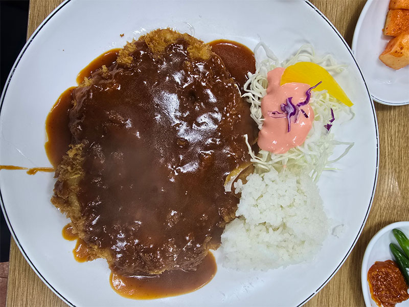 갈색 소스가 듬뿍 올라간 왕돈까스