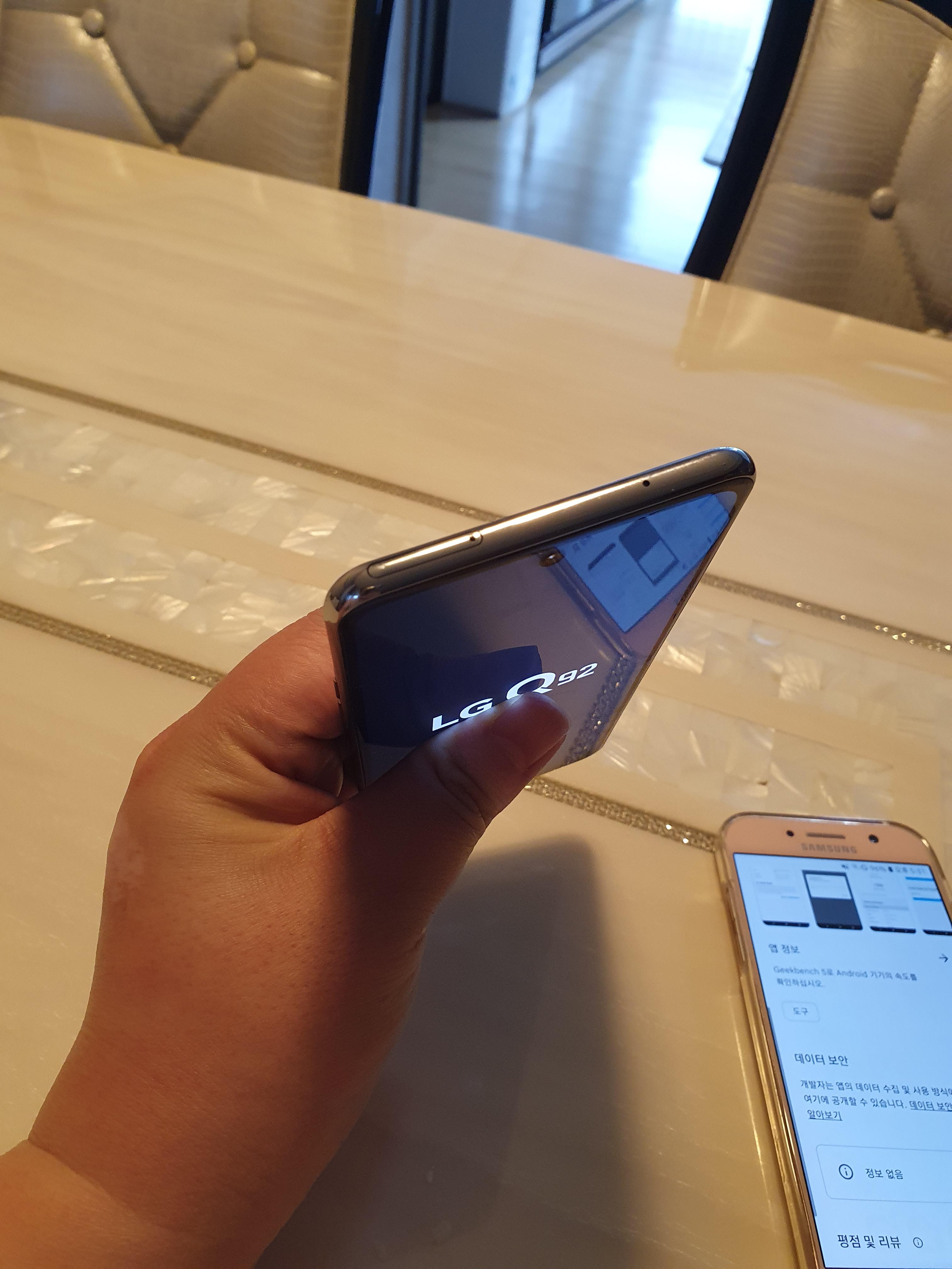 엘지 Q92 스마트폰 상단