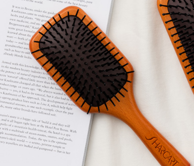 찰랑거리는 모발 비결!샤가트 우든 패들 헤어브러쉬 추천