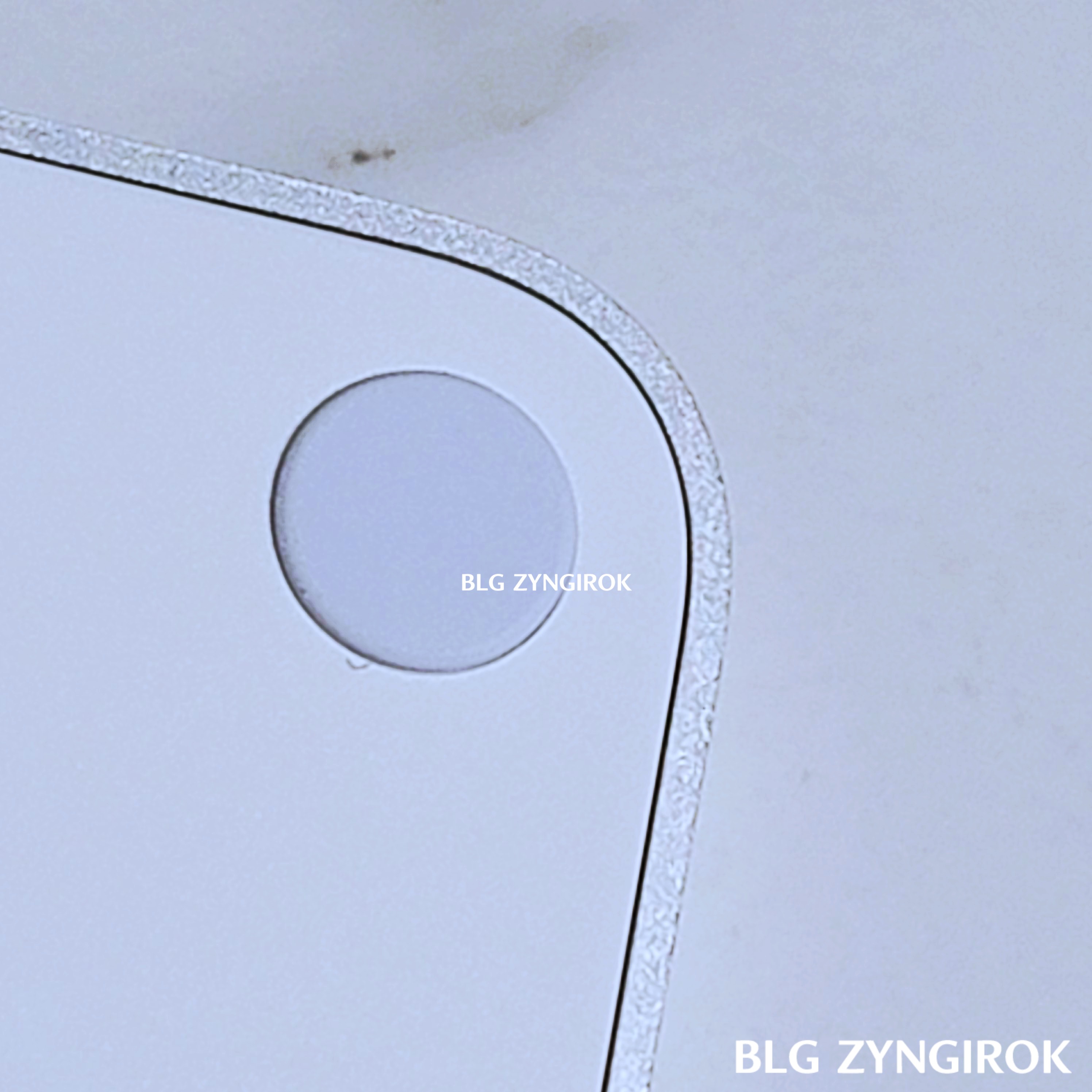 매직 키보드 하단에 붙어있는 고무의 모습이다.