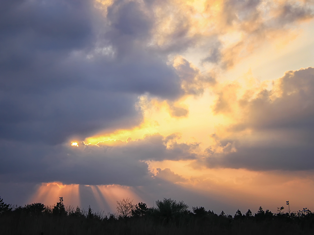 구름 사이로 스며드는 황홀한 저녁 노을 빛내림 무료이미지