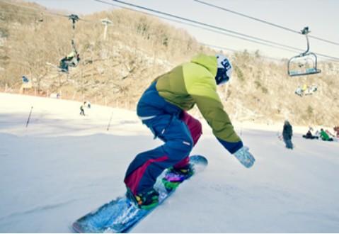 엘리시안-강촌-스키장에서-보드타는-사람