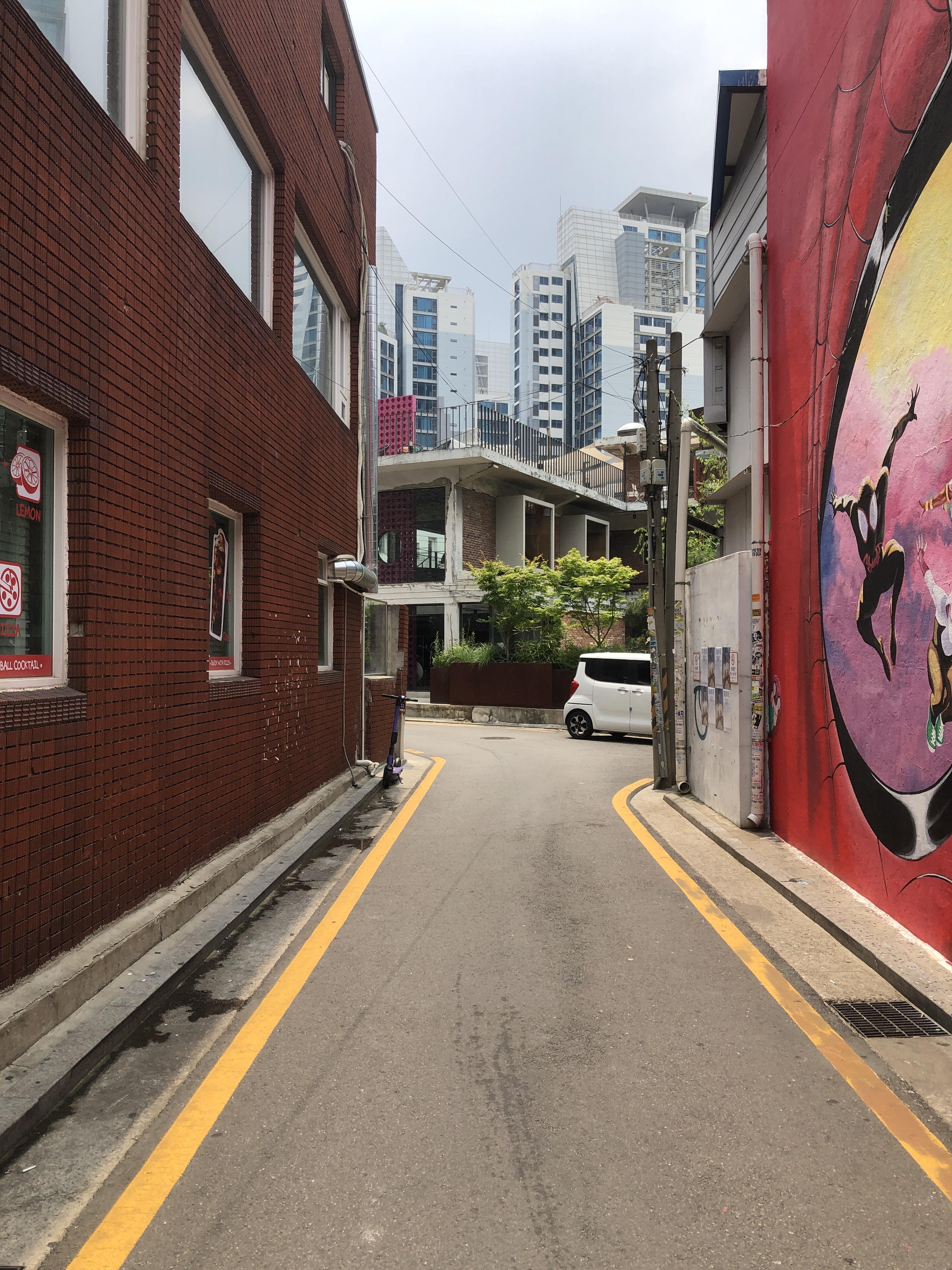 성수역 4번 출구 '연무장길' 산책: 중국 MZ 세대도 반한 성수동 레트로 감성