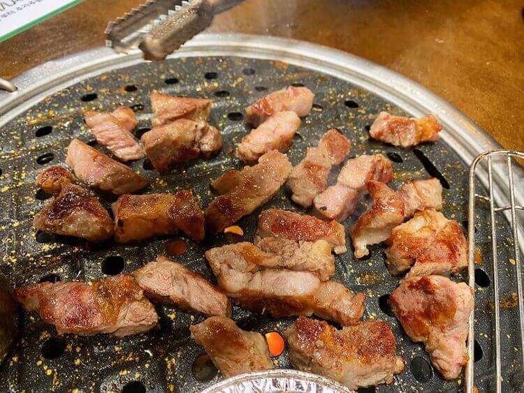 불판에서 다 구워진 이베리코 꽃목살 사진