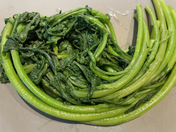 쑥갓 두부무침 - 쑥갓 도마 위에 올리기