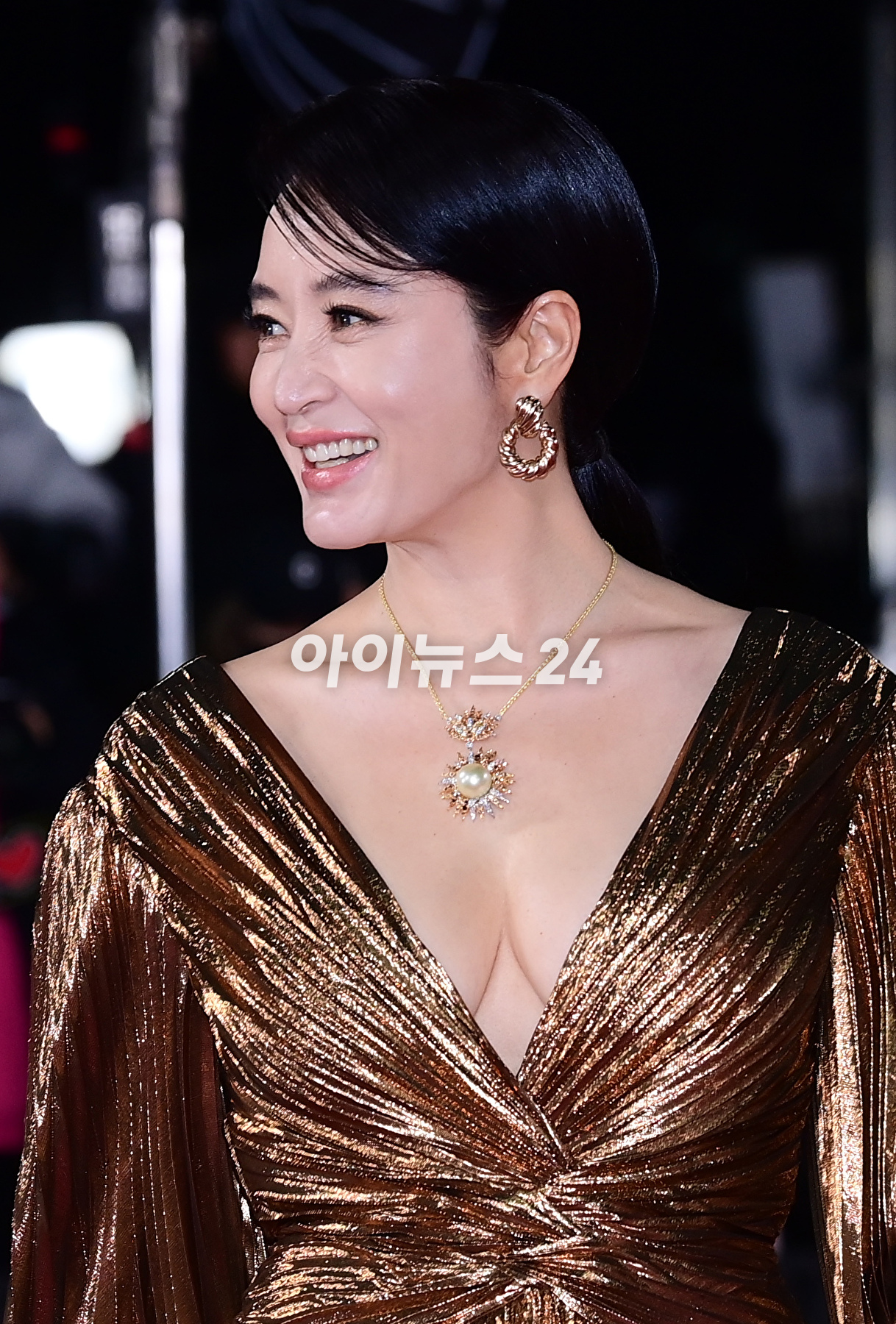 배우 김혜수가 24일 오후 서울 영등포구 여의도 KBS홀에서 진행된 제44회 청룡영화상 레드카펫 행사에 시상식 MC로 참석하고 있다. [사진=정소희 기자]