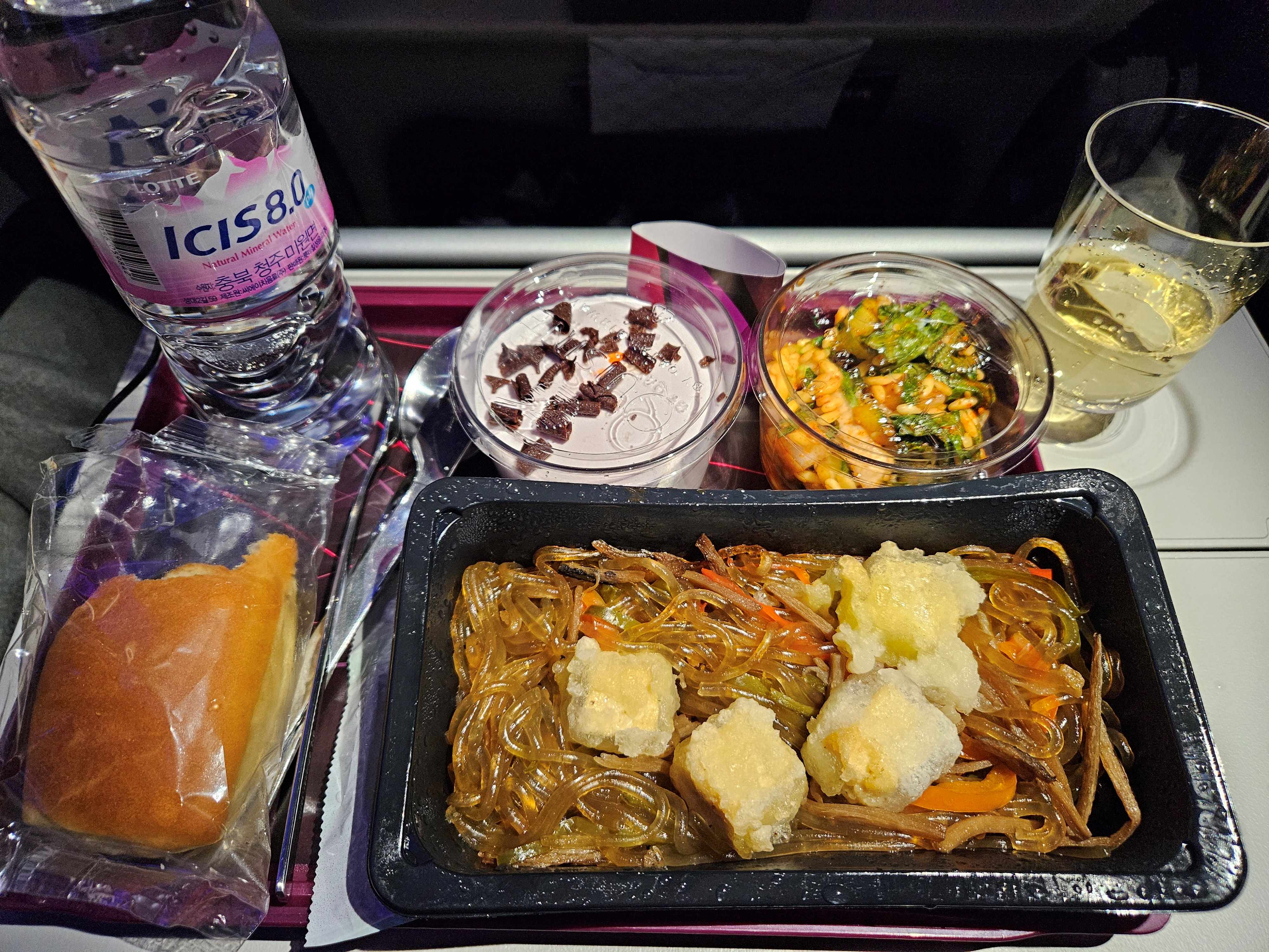 카타르항공-기내식-잡채-빵-물-디저트-볶음밥-화이트와인