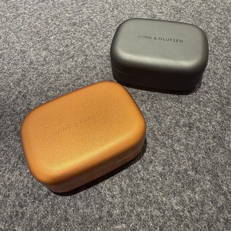 좌측부터 베오플레이 일레븐, 베오플레이 EX