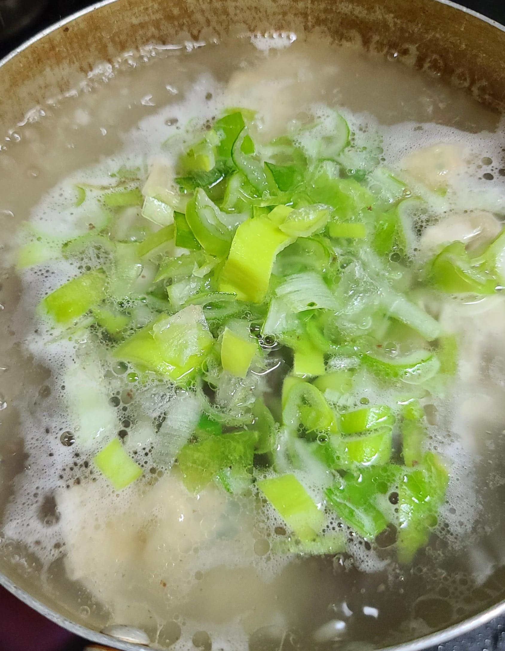 고기 육수를 활용한 맑은 순대국