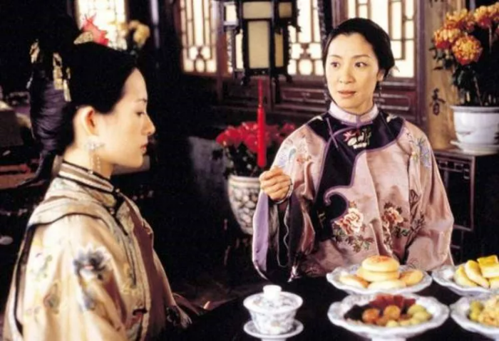 수련과 소령이 만나 원탁에 앉아 이야기를 나누는 장면