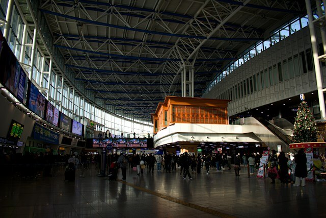 서울역 안에 모여있는 사람들