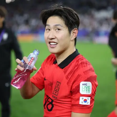 이강인 선수 물 마시는 장면