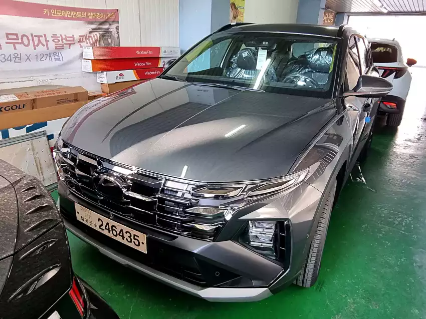 임시 번호판이 달린 더 뉴 투싼입니다.