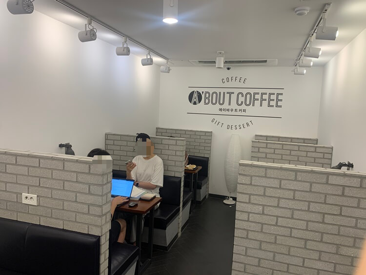 안쪽 방에 있는 자리