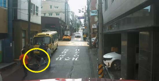 울산 동구의 한 골목길에서 의식을 잃고 쓰러졌던 남성이 자신의 생명을 구해준 은인을 찾고 있다는 사연이 전해졌다. [사진=울산소방본부 제공]