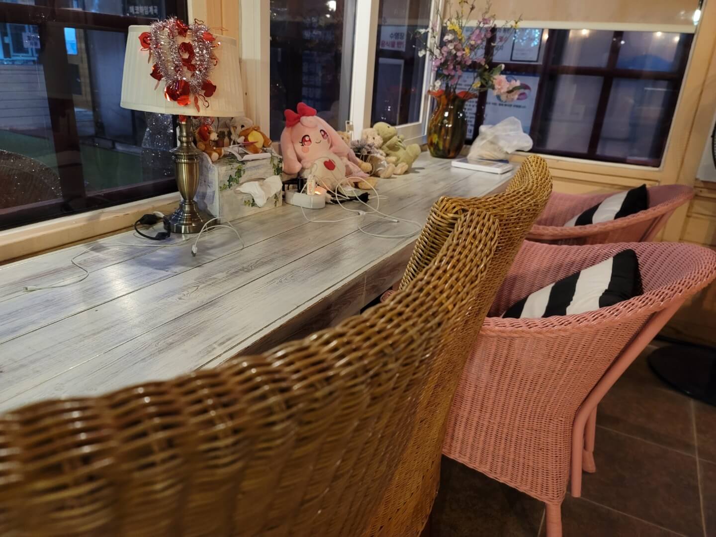 카페내부-테이블-의자