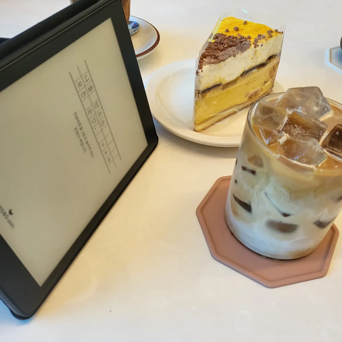 카페-포옥에서-즐기는-라떼와-케익