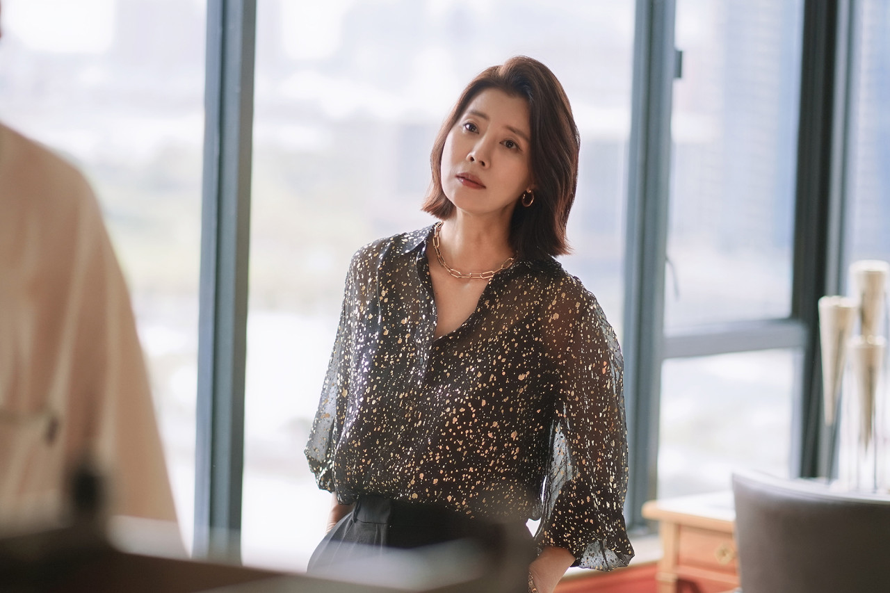 유머와 현실적인 대사로 자연스럽게 쌓여간다.