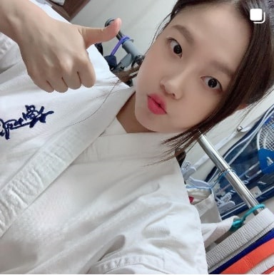 배우 정다은 공수도복 입고 엄지척 하는 모습