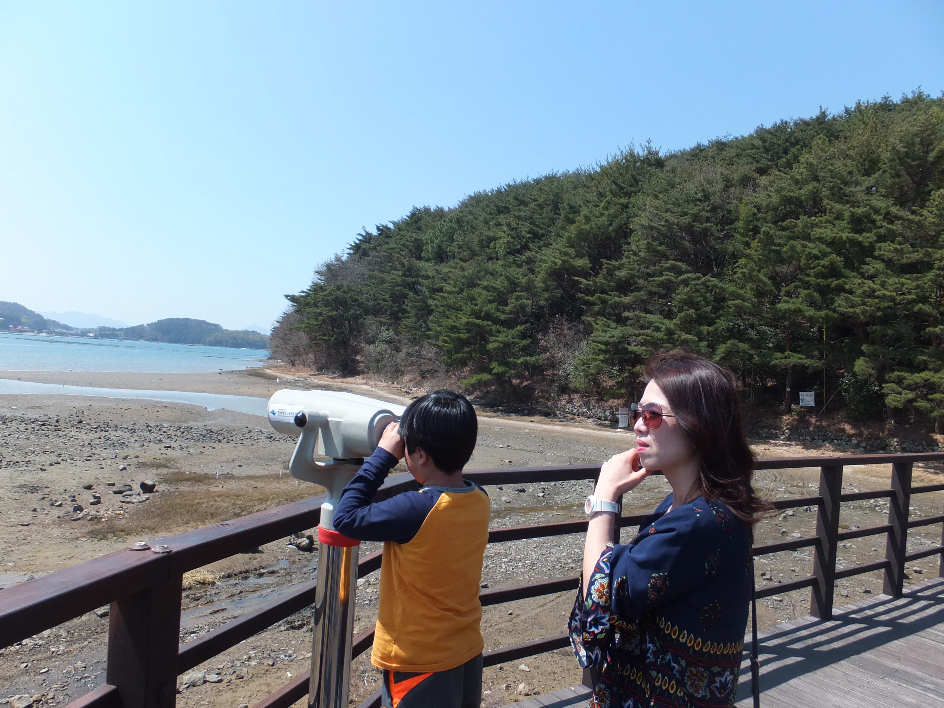 이순신바다공원에서 망원경을 보는 똘망이