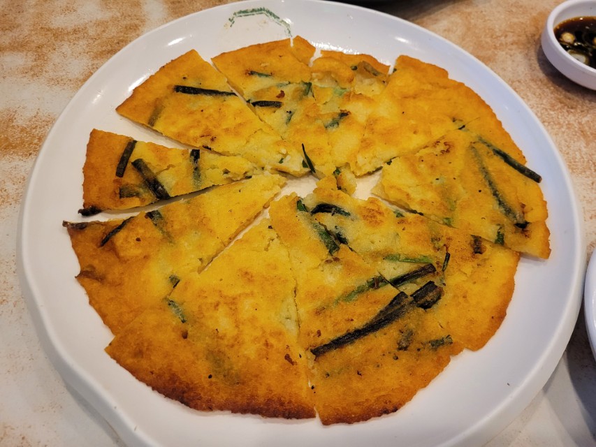 먹기 좋게 잘라놓은 빈대떡