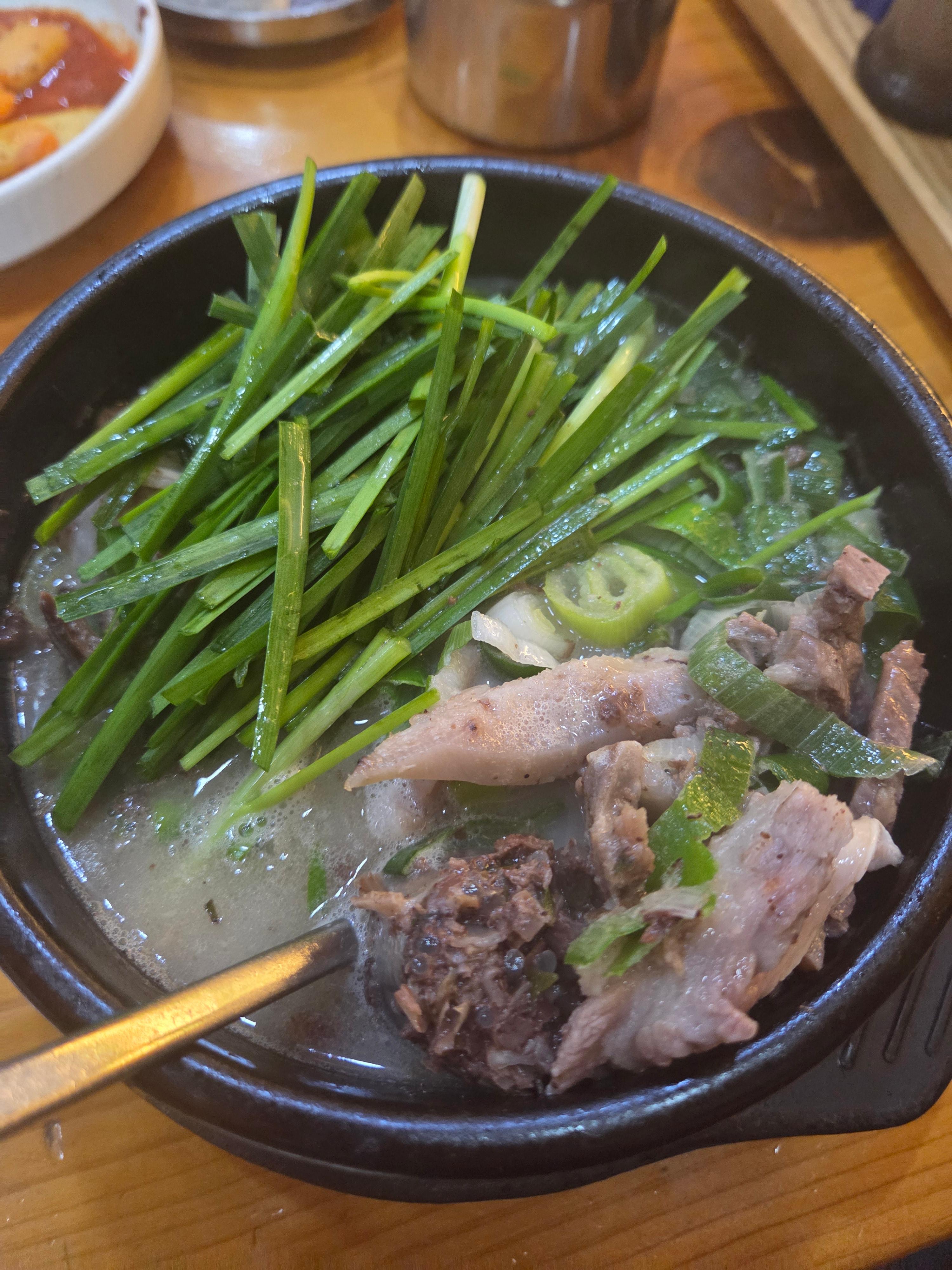 부추를 듬뿍 올려 먹는 진한 사골육수 국밥