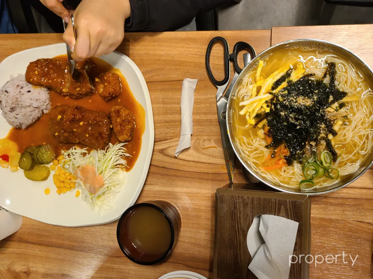 테이블-위에-돈가스-자르고-있는-고명-올라간-잔치국수