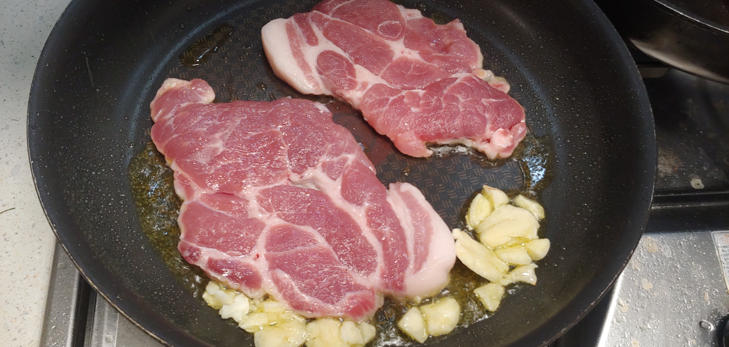 이렇게 마늘을 같이 넣고 중불에 익히다보면&#44; 마늘이 노릇하게 익어갑니다.