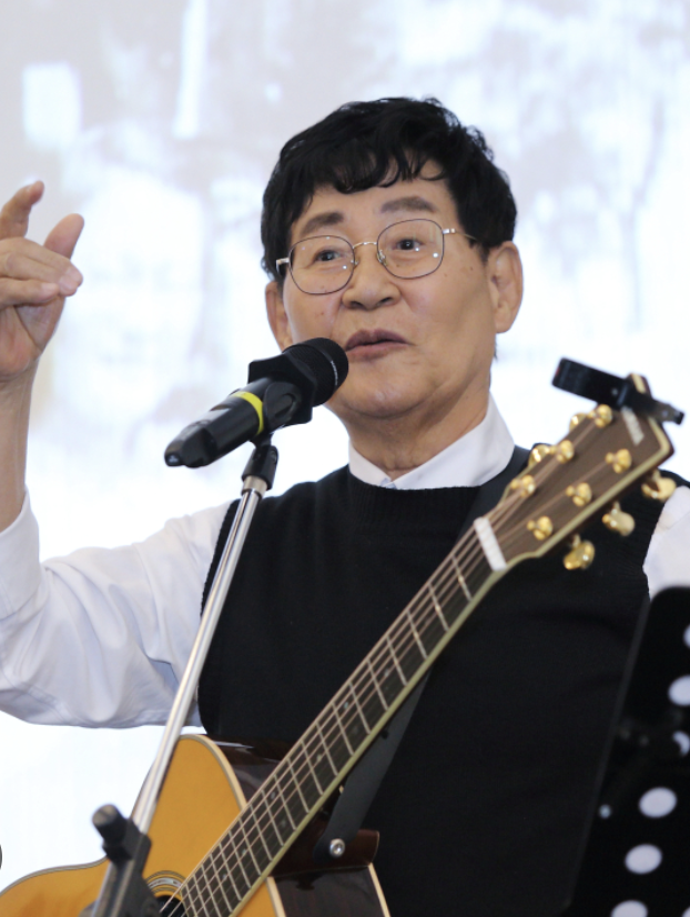 윤형주 통기타 가수 무대 공연 장면