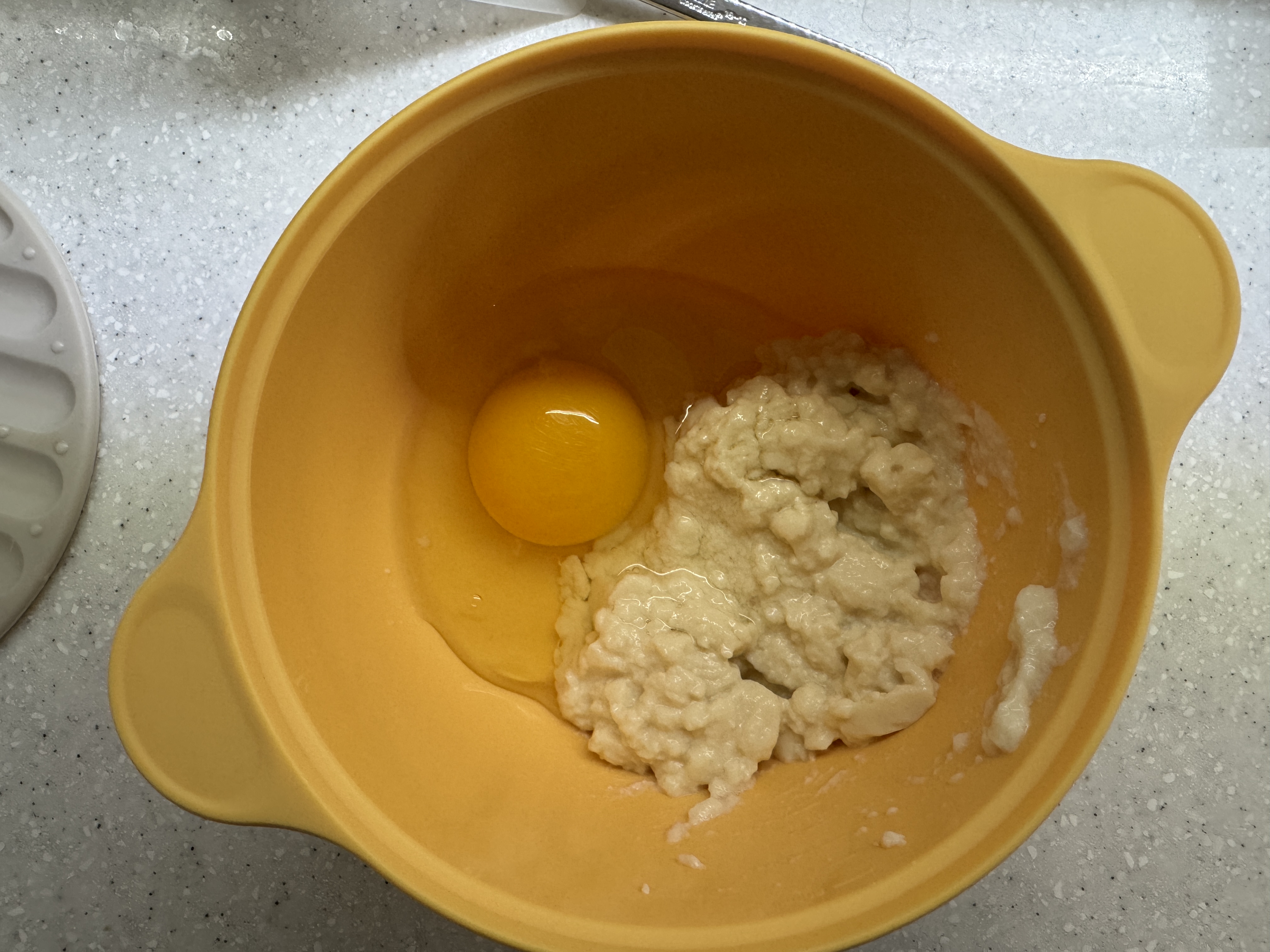 연두부와 계란을 볼에 넣은 사진