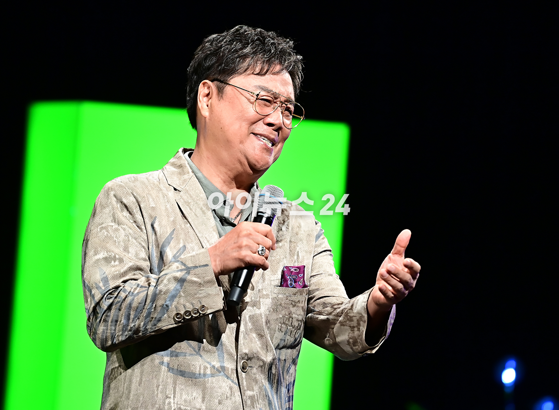 가수 남진이 13일 오후 서울 마포구 YTN홀에서 열린 신곡 쇼케이스에서 기념촬영을 하고 있다. [사진=곽영래 기자]