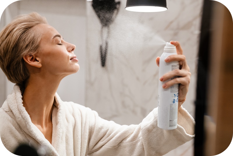 단발-서양-여성-목욕후-얼굴-미스트-분사중