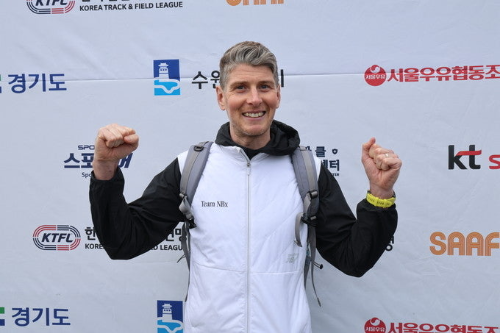 2025 경기국제하프마라톤 대회에서 남자 우승을 차지한 로버트 허드슨