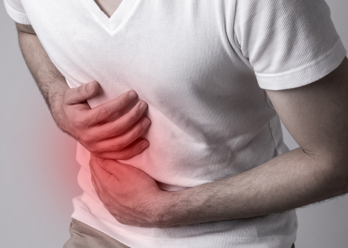 성인 남성이 오른쪽 상하 복부를 잡고 고통스러워하고 있다