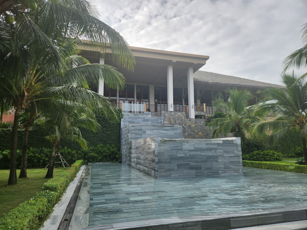 푸꾸옥 리조트 로비 뒤쪽. 폭포가 내려온다