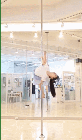 폴댄스 운동하는 모습