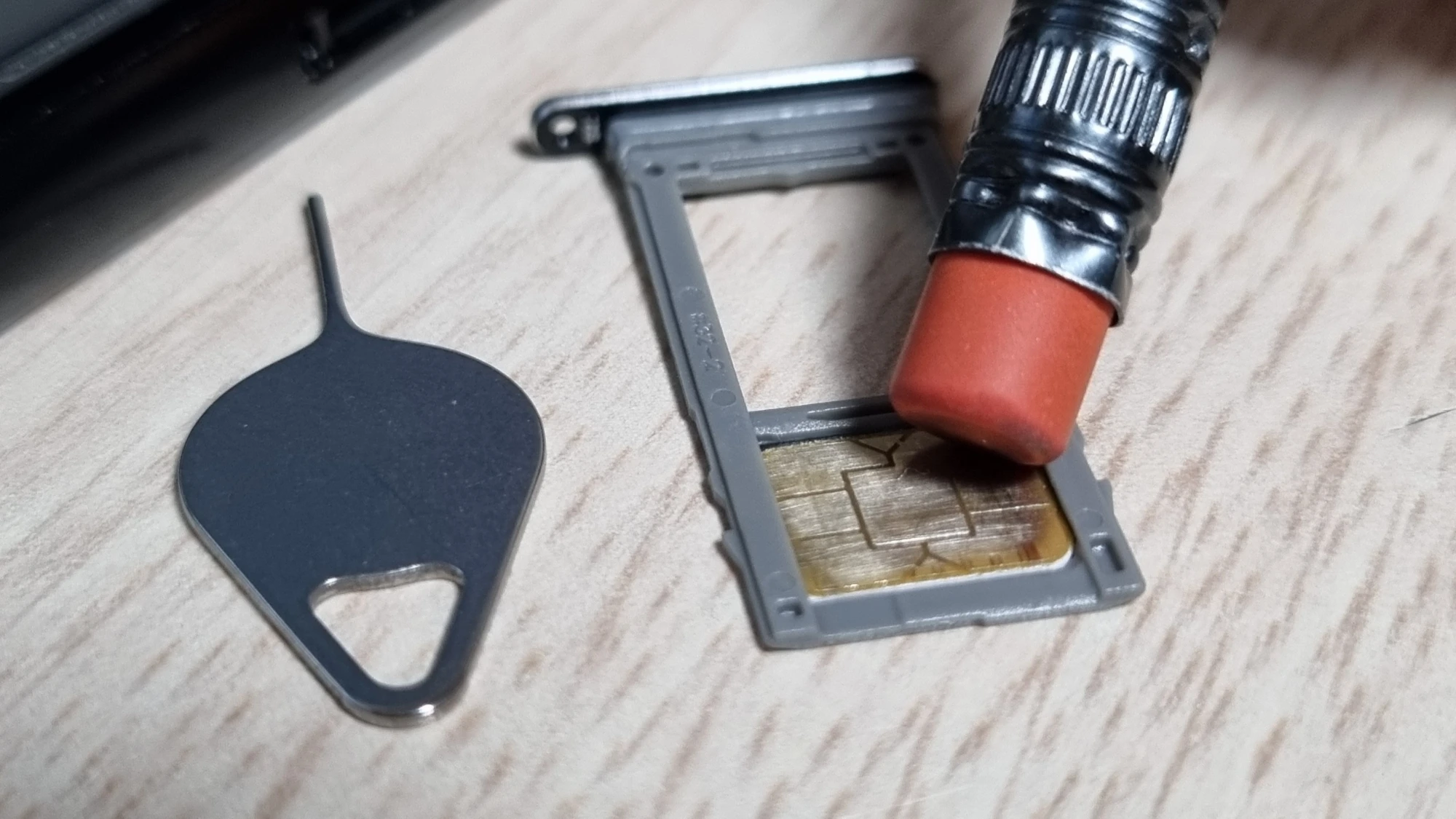 유심 닦는 모습