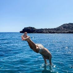 푸른-바다로-뛰어드는-남성