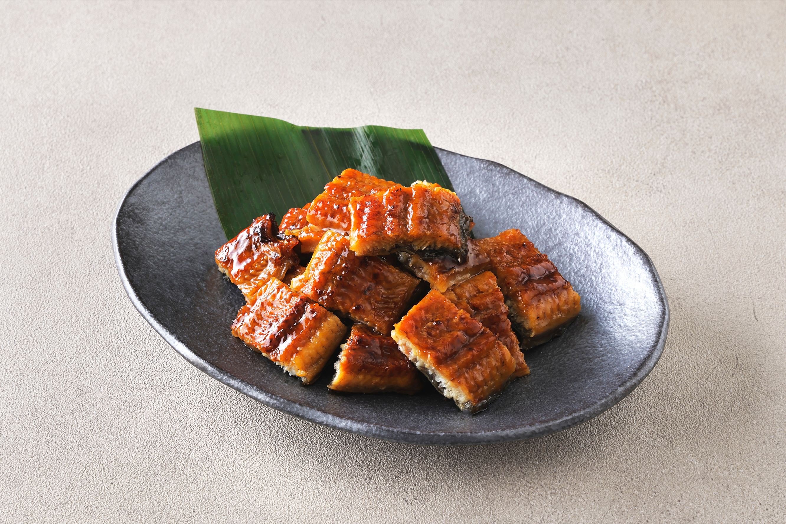 장어는 고단백 식품으로 비타민 A와 E가 풍부해 피로 회복과 면역력 강화에 좋은 수산물