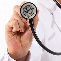 청진기를-대고-있는-의사-사진