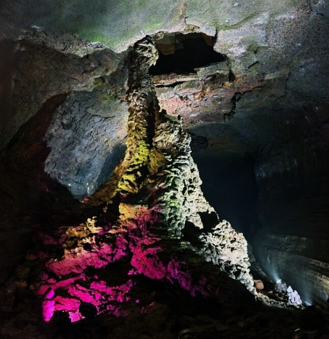 조명이-비추어진-동굴