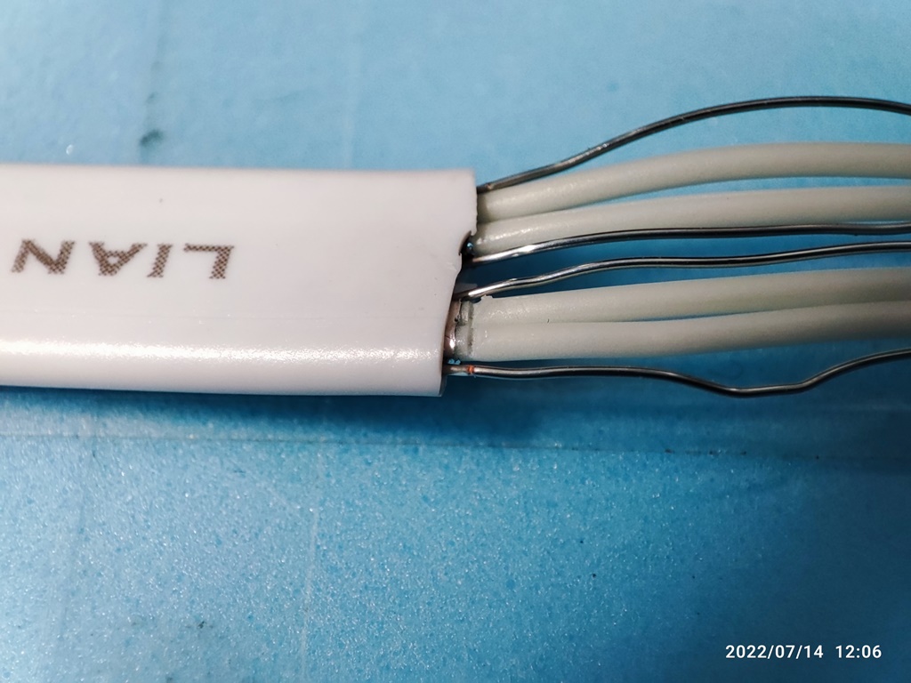 외관을 커팅하다가 칼자국이 남았습니다.