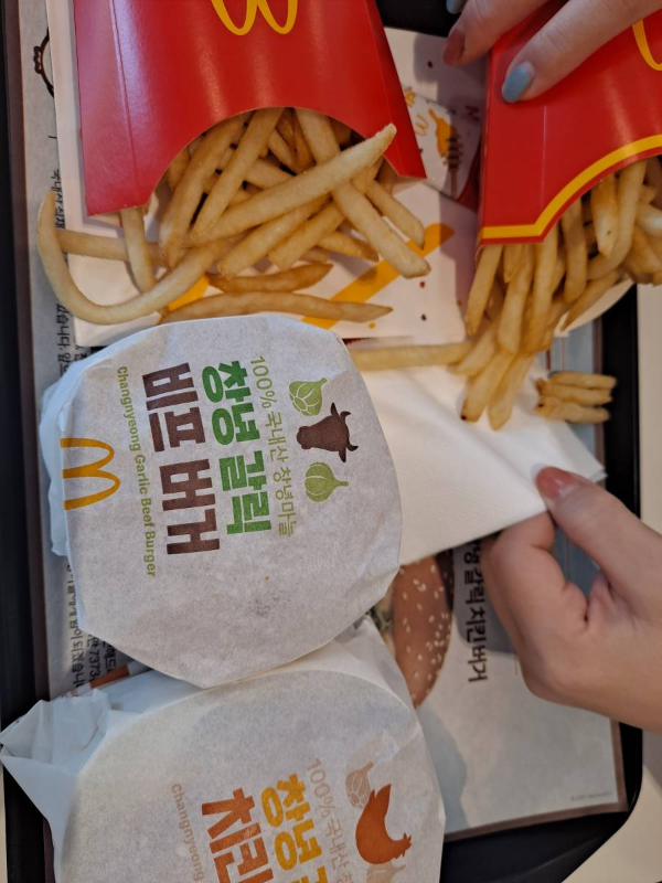트레이에 담긴 창녕갈릭버거 세트