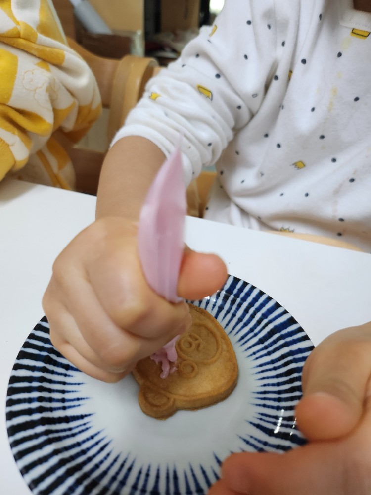 초코펜으로 쿠키를 꾸미는 아이들