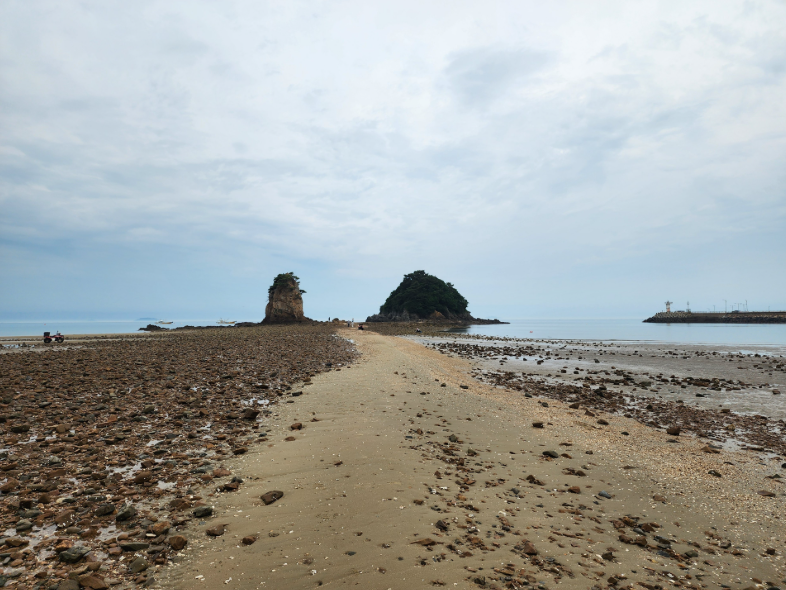 꽃지해수욕장에서 바라본 할미바위와 할아비바위