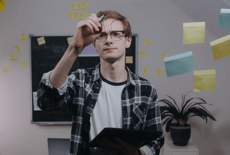 남자-칠판-메모