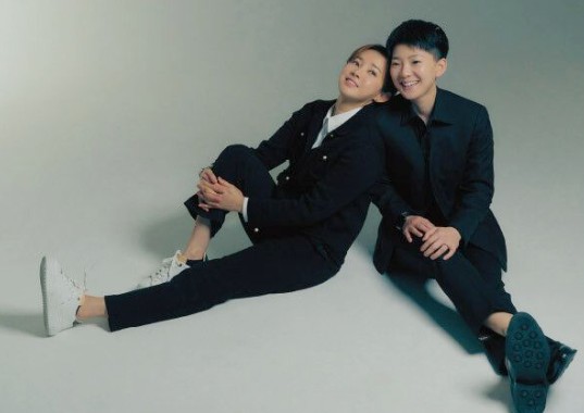 남현희와-전청조가-어깨를-맞대고-나란히-앉아-웃고있는-사진으로-여성조선에서-캡쳐한-사진