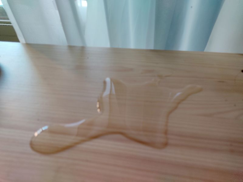 책장을만들때 사진으로 나무 위로 도막을 형성해서 물이 전혀 흡수되지 않는 책장 모습