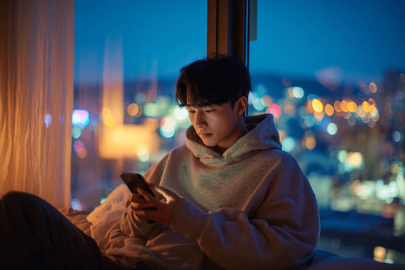 티빙을-시청중인-남성