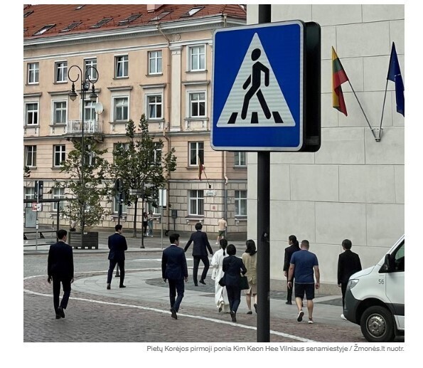 명풍쇼핑 거리에서 쇼핑 중